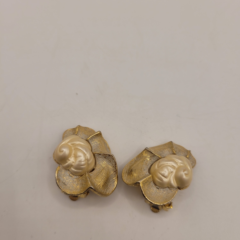 Pearl Seashell Design Clip Earrings
